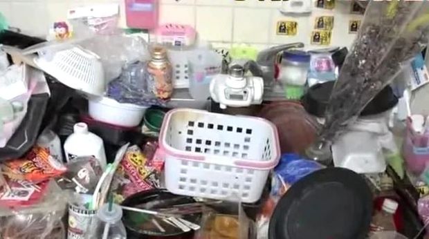 Ibu dan Anak Tinggal di Apartemen Penuh Barang