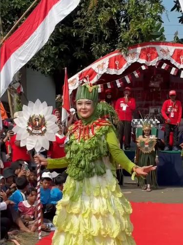 Ide lomba HUT RI, wanita ini mengikuti lomba fashion show dengan tema nuansa alam. Postingan tersebut langsung viral di media sosial. Ide lomba HUT RI, wanita ini mengikuti lomba fashion show dengan tema nuansa alam. Postingan tersebut langsung viral di media sosial.