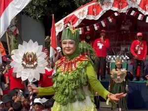 Heboh! Wanita Menang Lomba HUT RI Pakai Gaun dari Sayur-sayuran