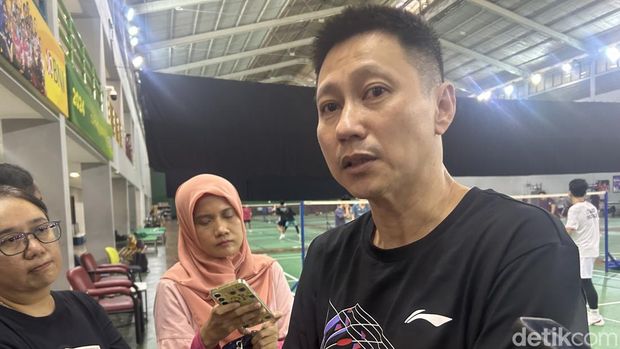 Pelatih Kepala Tunggal Putra Indra Widjaja di Pelatnas PBSI