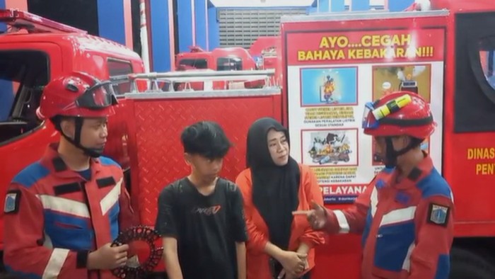 Jari seorang anak di Cilincing bernama Muhamad Sultan masuk ke gir saat membongkar sepeda di rumahnya. Untuk melepaskan jari dari gir sepeda Sultan minta bantuan petugas Sudin Gulkarmat Jakut di Koja.