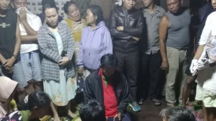 Jasad balita yang tenggelam saat dibawa ke rumah duka.