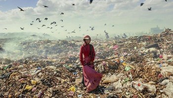 Kategori Foto Jurnalisme. Karya Paolo Marchetti. Menurut perkiraan PBB, sekitar 320.000 anak berusia antara 5 dan 14 tahun dipaksa bekerja. Di Managua (Nikaragua), hampir 1.000 anak tinggal di tempat pembuangan sampah terbesar di Amerika Tengah, tempat mereka mengais-ngais bahan daur ulang, yang nantinya dapat dijual kembali di jalanan. Foto: Refocus Awards