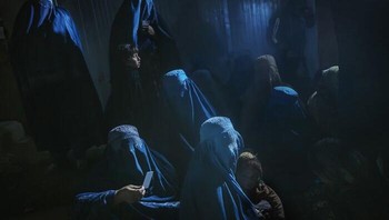 Kategori Foto Jurnalisme Oleh Veronique De Viguerie. Pakistan mengusir 1,5 juta warga Afghanistan yang tidak berdokumen, pengungsi di negara itu. Para perempuan ini melarikan diri dari Afghanistan ketika Taliban mengambil alih, tetapi sekarang mereka dipaksa kembali ke negara mereka, mendaftar di perbatasan dengan otoritas Taliban.Foto: Refocus Awards