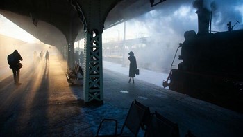 Kategori Jalanan Karya Nikolay Schegolev. “Masa lalu dan masa kini, bayangan terang dan dingin, pria dan wanita… suatu pagi saya datang ke stasiun kereta dan mengambil foto ini sesaat sebelum kereta retro berangkat.”Foto: Refocus Awards