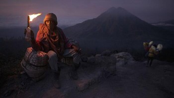 Kategori Orang Karya Mitchell Kanashkevich dengan judul “Penambang Sulfur di Puncak Kawah”  Foto: Refocus Awards