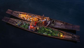 Kategori Orang Pasar Malam di Danau Inle, Myanmar Oleh Daniel Garzon Moreno . “Setiap minggu, di Danau Inle (Myanmar), ratusan kano berkumpul untuk membentuk pasar malam dengan berbagai buah dan sayuran untuk diperdagangkan dengan penduduk setempat.” Foto: Refocus Awards
