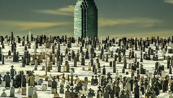 Kategori Arsitektur Karya Orestes Gonzalez. “Menara Citibank yang berdiri sendiri di Long Island City, Queens, NY, menjadi latar belakang tumpukan kuburan bersalju di Pemakaman Calvary yang bersejarah di Queens.” Foto: Refocus Awards