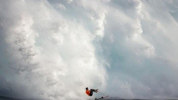 Kategori Acara oleh Aaron Lynton. “Dalam upaya menghindari terjangan ombak besar yang lebih dahsyat, Rafael Tapia menekan tombol ejeksi.” Foto: Refocus Awards