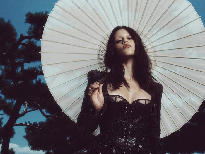 Jenna Ortega mengenakan gaun ketat dari koleksi Dilara Findikoglu.