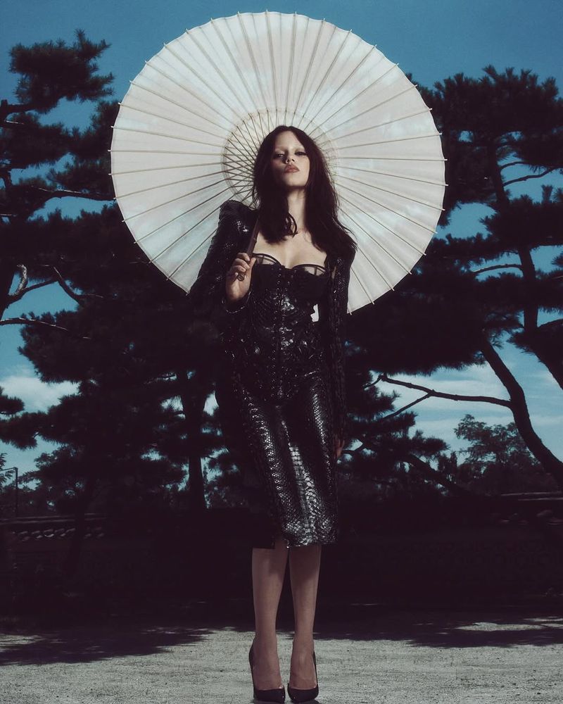 Jenna Ortega Jenna Ortega mengenakan gaun ketat dari koleksi Dilara Findikoglu.