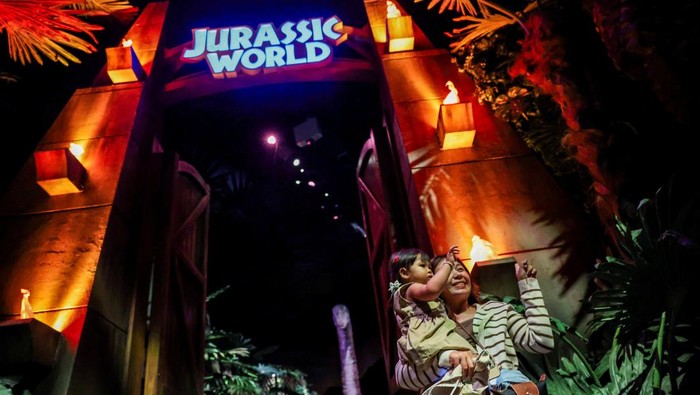 A woman and her daughter pose for a picture as they attend “Jurassic World: The Experience”, an immersive experience inspired by the Hollywood movie Jurassic World, at Asiatique The Riverfront, in Bangkok, Thailand, August 13, 2025. REUTERS/Chalinee Thirasupa