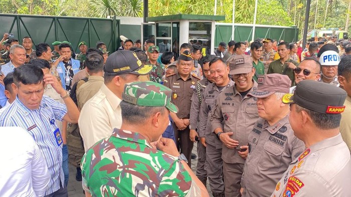 Kajati Sumut Harli Siregar saat menyaksikan markas GRIB Jaya Sumut dirobohkan (Dok. Kejati Sumut)
