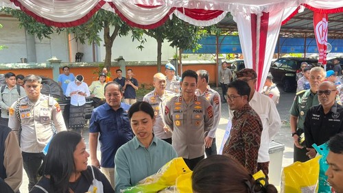 Kapolda Bali, Irjan Daniel Adityajaya, saat peluncuran Gerakan Pangan Murah di Kanwil Perum Bulog Bali, Kamis (14/8/2025). (Dok. Polda Bali)