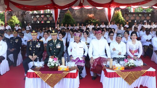 Kapolda Bali, Irjen Daniel Adityajaya (paling kiri), saat menghadiri upacara peringatan Hari Jadi ke-67 Provinsi Bali di Lapangan Puputan Margarana, Monumen Perjuangan Rakyat Bali (MPRB) Bajra Sandi, Denpasar, Kamis (14/08/2025). (Dok. Polda Bali)