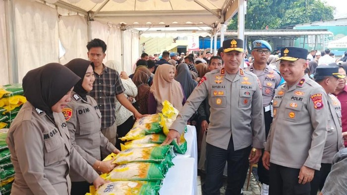 Kapolda Banten Irjen Suyudi Ario Seto menghadiri bazar Gerakan Pangan Murah (GPM) serentak  di Polres Serang