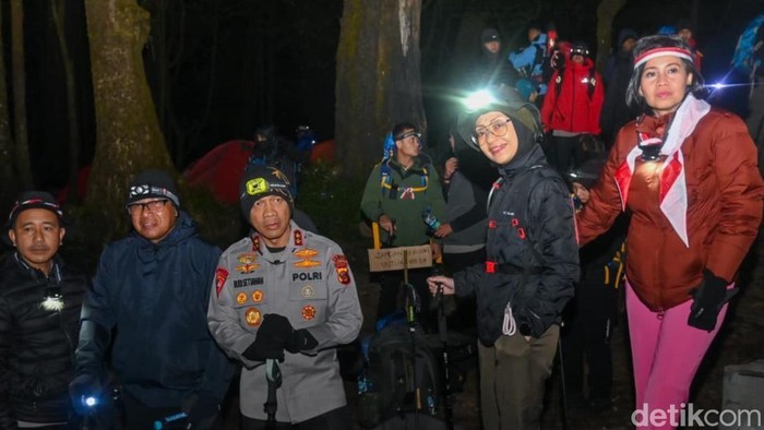 Kapolda Jabar Irjen Pol Rudi Setiawan dan jajaran saat perjalanan menuju puncak Gunung Ciremai