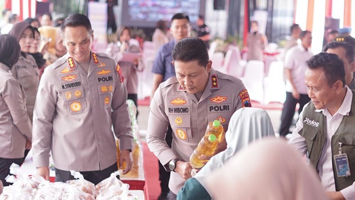 Kapolda Jateng Irjen Ribut Hari Wibowo saat menghadiri Gerakan Pangan Murah (GPM) di Kota Semarang.
