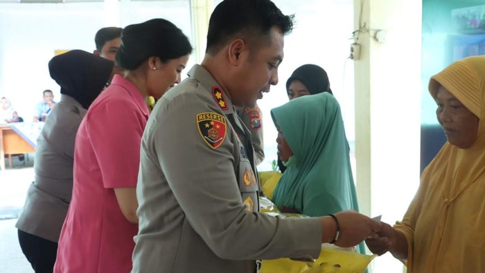 Kapolres Bangkalan AKBP Hendro Sukmono memberikan beras murah kepada warga.