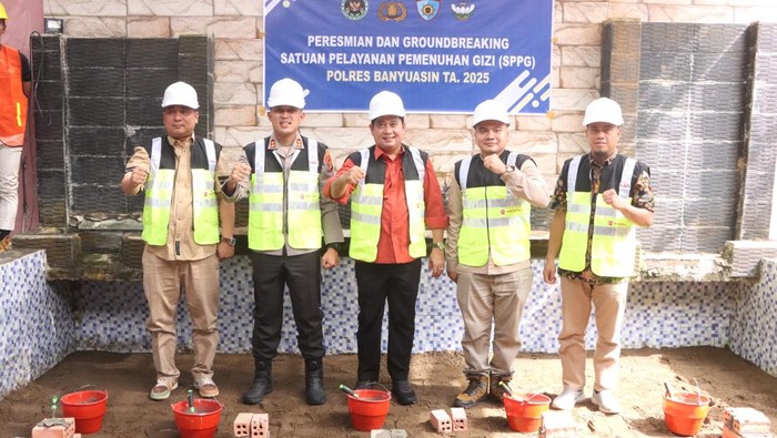 Kapolres dan Bupati Kabupaten Banyuasin Sumsel melakukan peletakan batu pertama di pembangunan Dapur SPPG.