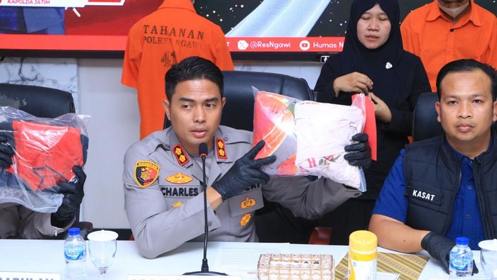 Kapolres Ngawi AKBP Charles Pandapotan Tampubolon saat konferensi pers tentang dukun cabul di Ngawi.