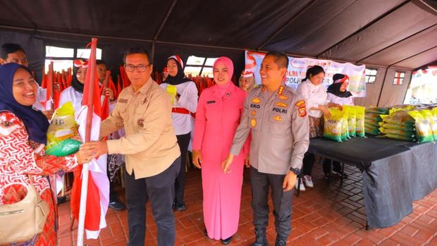 Kapolresta Bogor Kota Kombes Eko Prasetyo dan jajaran menggelar Gerakan Pangan Murah untuk masyarakat
