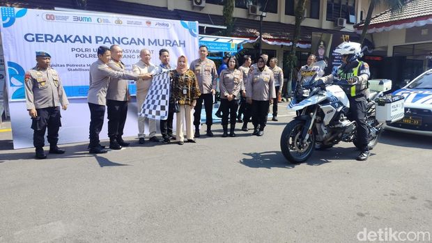 Kapolresta Malang Kota Kombes Pol Nanang Haryono saat melepas distribusi beras murah