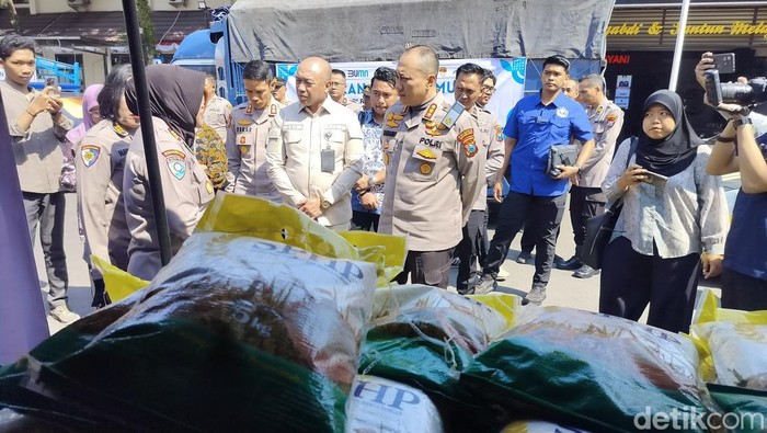 Kapolresta Malang Kota Kombes Pol Nanang Haryono saat melepas distribusi beras murah