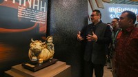 Direktur Komersial InJourney Airports Veri Y. Setiady (kiri) berbincang dengan Non-Aero Commercial Group Head InJourney Airports Aprizal membuka ruang instalasi arsitektural Nusantara Heritage bertajuk Tanah Api, Jejak Jiwa di Terminal 3 Bandara Soekarno-Hatta, Tangerang, Banten. ANTARA FOTO/Muhammad Iqbal