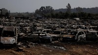 Mobil-mobil hangus tergeletak di Dymi, dekat Patras, Yunani, Rabu (13/8/2025). Musim kebakaran 2025 diperkirakan menjadi salah satu yang terburuk dalam beberapa dekade terakhir. REUTERS/Louiza Vradi