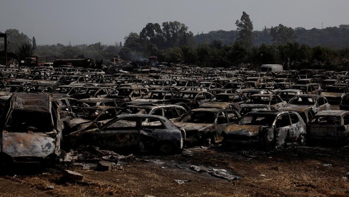 Burnt cars lie on the ground following a wildfire in Dymi, near Patras, Greece, August 13, 2025. REUTERS/Louiza Vradi     TPX IMAGES OF THE DAY