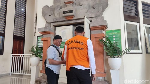 Kedua terdakwa kasus tindak pidana migas, Baihaki (26) dan Patholla (34) saat menjalani sidang di Ruang Sari, Pengadilan Negeri (PN) Denpasar, Kamis (14/8/2025). (Ahmad Firizqi Irwan/detikBali)