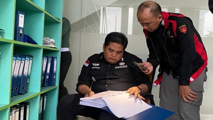 Tim penyidik bidang tindak pidana khusus Kejati Kaltim menggeledah kantor PT Ketenagalistrikan Kalimantan Timur (Perseroda) atau PT Listrik Kaltim di Samarinda. Dalam penggeledahan itu, penyidik mengamankan sejumlah barang bukti.