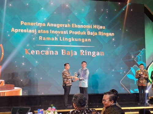 Kencana Baja Ringan Raih Penghargaan Baja Ramah Lingkungan di Anugerah Ekonomi Hijau