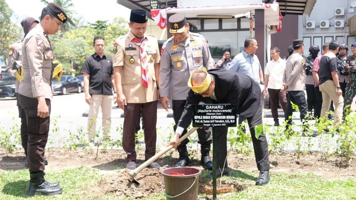 Kepala BKN Zudan Arif Fakrulloh dan Wali Kota Pekanbaru Agung Nugroho menanam pohon Gaharu di Mapolda Riau, Kamis (14/8/2025).