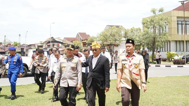 Kepala BKN Zudan Arif Fakrulloh dan Wali Kota Pekanbaru Agung Nugroho menanam pohon Gaharu di Mapolda Riau, Kamis (14/8/2025).