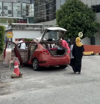 Keren! Kakek 76 Tahun Jualan Nasi Campur 10 Lauk di Mobil