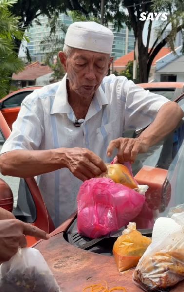 Keren! Kakek 76 Tahun Jualan Nasi Campur 10 Lauk di Mobil