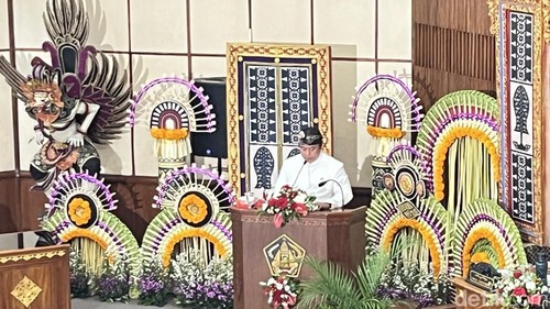 Ketua Fraksi Partai Golkar DPRD Bali Agung Bagus Tri Candra Arka saat membacakan rekomendasi raperda Bale Kerta Adhyaksa Desa Adat pada rapat paripurna DPRD Bali, Kamis (14/8/2025).