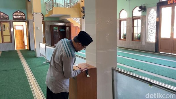 Ketua Takmir Masjid Al-Hidayah, Alip Mulyono, menunjukkan kotak infak yang sering kemalingan. Foto diunggah Jumat (14/8/2025).
