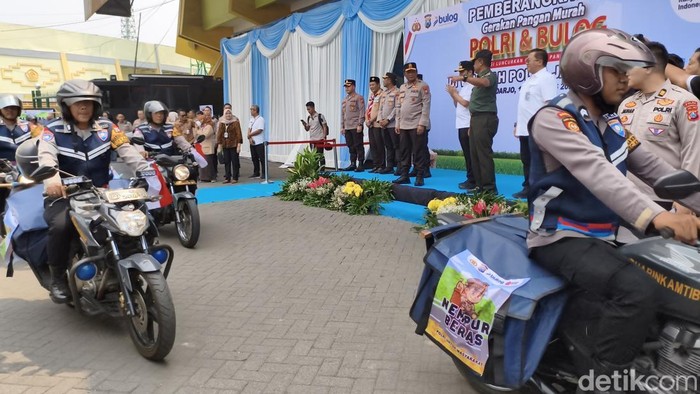 Kick off Gerakan Pangan Murah Polda Jatim di Sidoarjo berangkatkan ratusan ton beras murah ke berbagai daerah.