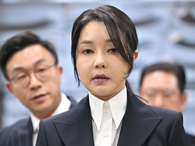 Kim Keon Hee, istri mantan Presiden Yoon Suk Yeol, dijatuhi hukuman satu tahun delapan bulan penjara oleh Pengadilan Distrik Seoul pada Rabu (28/1/2026). Ia dinyatakan terbukti menerima suap dari sekte keagamaan kontroversial, Unification Church, berupa tas Chanel dan kalung berlian merek Graff. Foto: BBC World