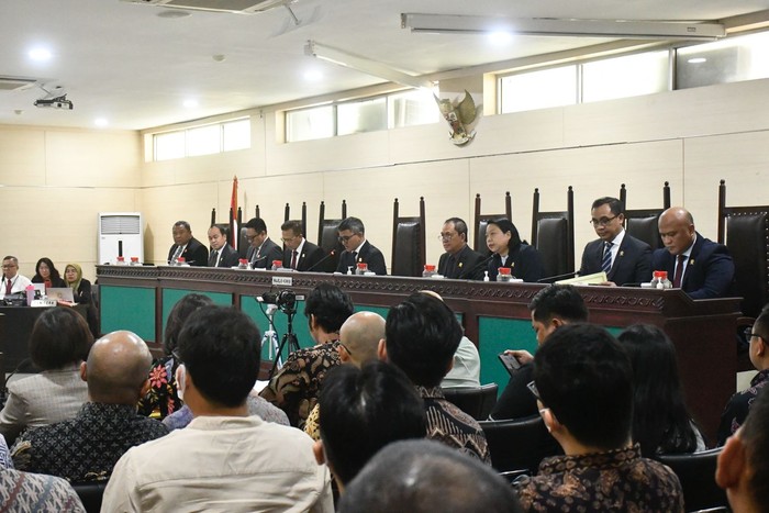 Komisi Pengawas Persaingan (KPPU) mulai melaksanakan sidang pemeriksaan pendahuluan atas Perkara Nomor 05/KPPU-I/2025 tentang Dugaan Pelanggaran Pasal 5 Undang-Undang Nomor 5 Tahun 1999 terkait Layanan Pinjam-meminjam Uang/Pendanaan Bersama Berbasis Teknologi Informasi (Fintech P2P Lending) di Indonesia di Kantor Pusat KPPU Jakarta.