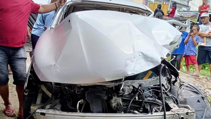 Kondisi mobil yang tertabrak kereta api. (Foto: Dok. Polrestabes Medan)