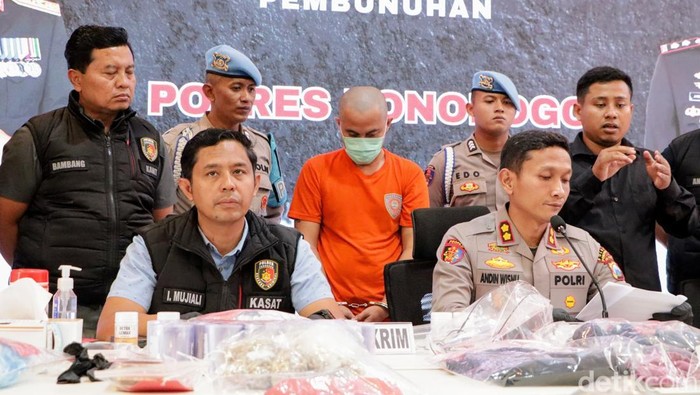 Konferensi pers di Polres Ponorogo tentang pembunuhan perempuan di hutan jati Desa Sampung.