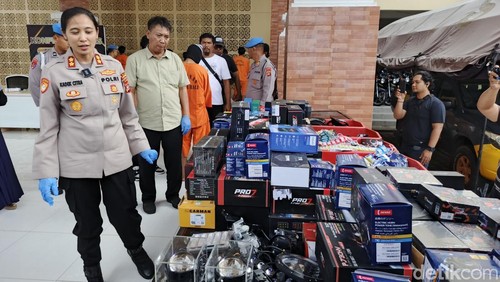 Konferensi pers pengungkapan kasus pencurian di Mapolres Jembrana, Kamis (14/8/2025). (Foto: I Putu Adi Budiastrawan/detikBali)