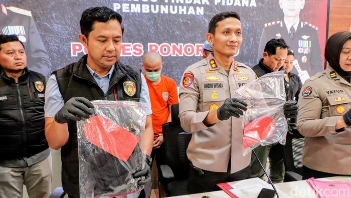 Konferensi pers tentang pembunuhan perempuan di hutan jati Ponorogo. Terungkap siapa pembunuh perempuan itu.