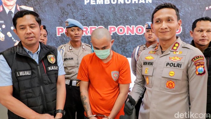 Konferensi pers tentang pembunuhan perempuan di hutan jati Ponorogo. Terungkap siapa pembunuh perempuan itu.