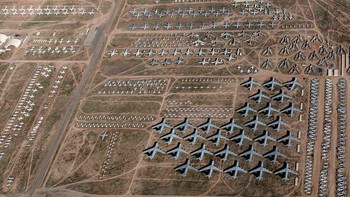 Koordinat: 32° 10′ 15.20″ LU, 110° 51′ 18.66″ BB Di gurun Arizona, The Boneyard atau AMARG menyimpan 4.000 pesawat militer dan pemerintah AS yang pensiun sejak 1945. Udara kering mencegah karat, sementara akses publik sangat terbatas. Lokasi ini pernah muncul di film Transformers dan memicu kisah-kisah hantu pilot yang berkeliaran di antara pesawat. Foto: Maptive