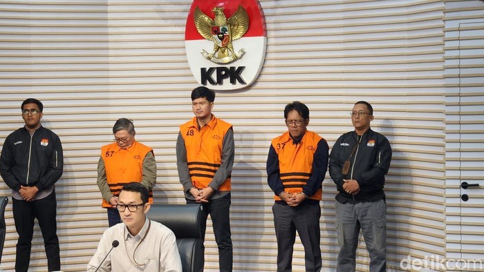 KPK menahan 3 orang terkait OTT di Inhutani V (Adrial Akbar/detikcom)